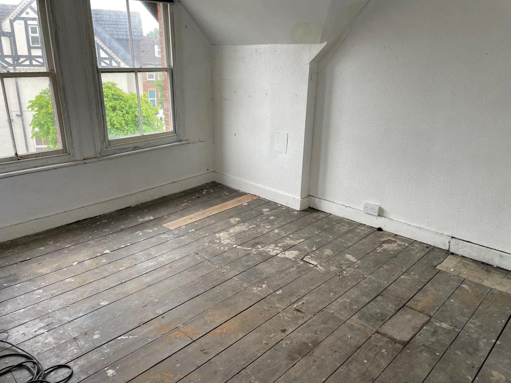 Lot: 65 - SUBSTANTIAL PROPERTY WITH CONVERSION POTENTIAL -